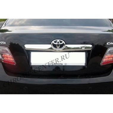 Накладка над номером на крышку багажника (нерж.сталь) Toyota Camry (2007-) бренд – Omtec (Omsaline) главное фото